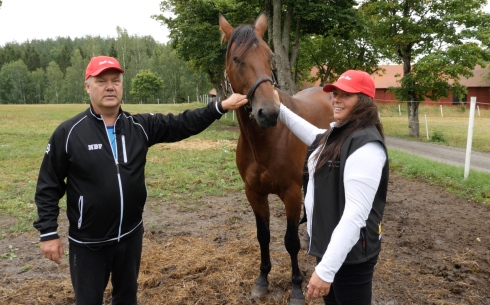 Lucifer Lane flankerad av Thomas L Nilsson och skötaren/ägaren Christine Larsson. Foto av Thomas Engström/TR Bild